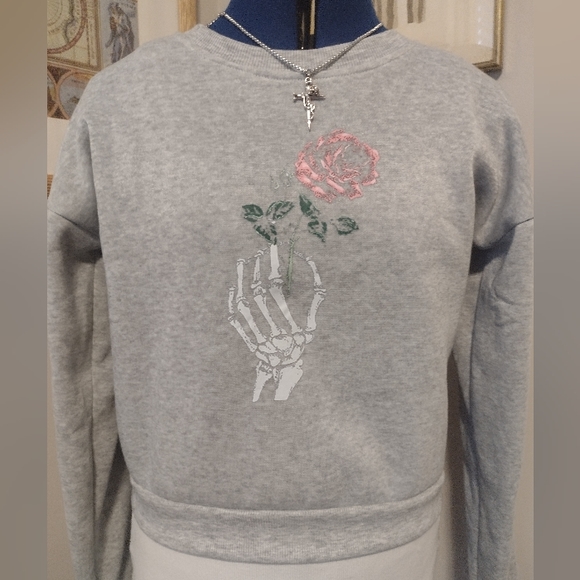 🆕Cropped Lightweight Sweatshirt w Rose & Skeleton Hand Graphic Design!! - Picture 3 of 3